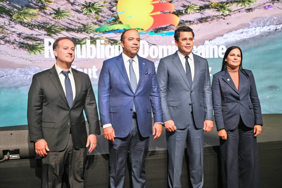 1. El administrador general de Banreservas, Samuel Pereyra, junto al ministro de Turismo, David Collado, en Top Resa. Les acompañan, de izquierda a derecha, el director senior de Negocios Turísticos de la entidad financiera, Kenneth Marti Azar, y la directora general de Negocios Turísticos, Deyanira Pappaterra.