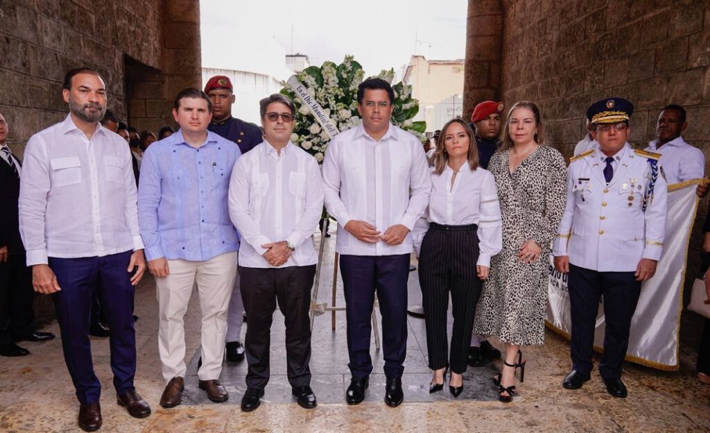Directivos de Asonahores junto al ministro de Turismo y el jefe de la Policía Turística en República Dominicana durante una ofrenda floral.
