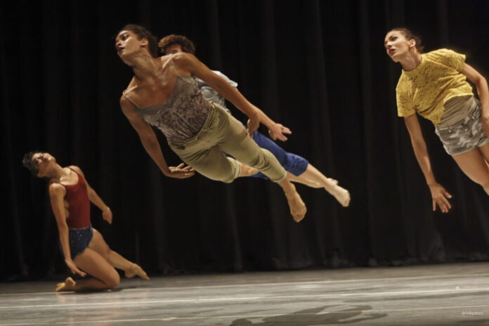 Bailarines de la Compañía de danza cubana “Mal paso” en la apertura de Edanco 2022.
