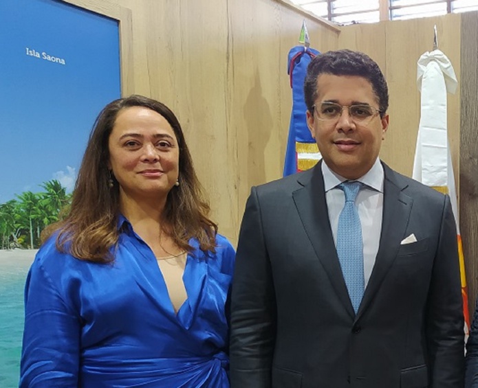 Mercedes Castillo y el ministro de Turismo de República Dominicana, David Collado.