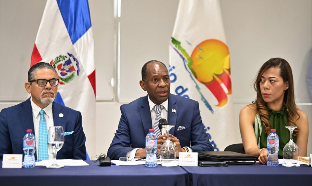 La renión la encabezó Carlos Peguero, al centro, viceministro de Turismo para la Cooperación Internacional y director ejecutivo del Proyecto Pedernales.