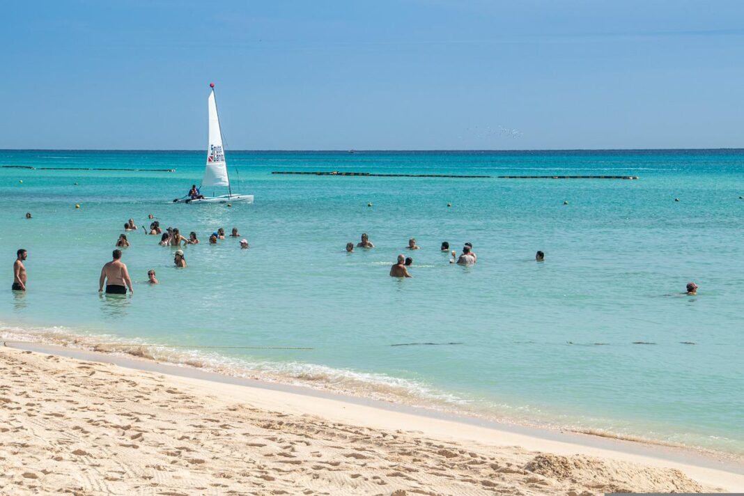Turistas en una playa dominicana.