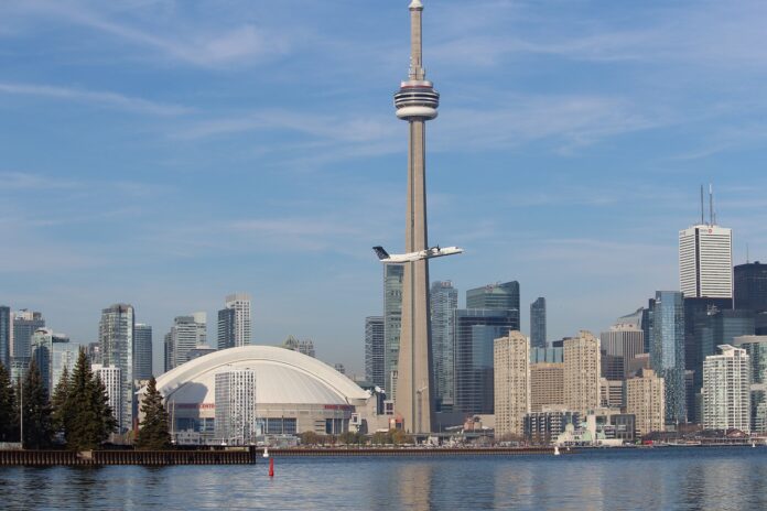 Panorámica de Toronto desde el Lago Ontario. Foto Pixabay.