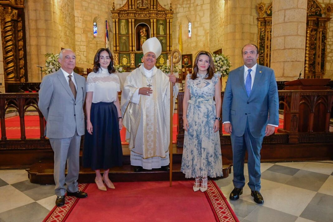 Michel Lulo, Rita Abinader, monseñor Benito Ángeles, Noelia García de Pereyra, Samuel Pereyra.