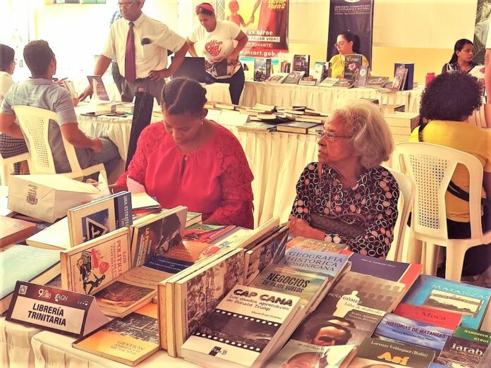 Dona Virtudes Uribe de Libreria Trinitaria, (madre del libro dominicano) es una de las expositoras en la 9a Feria del Libro de Historia.
