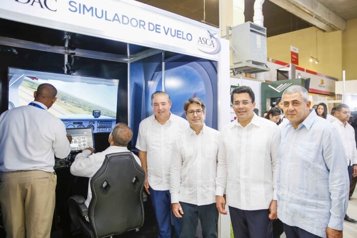 En el simulador de vuelo del IDAC, Héctor Porcella, Rafael Blanco Tejera, David Collado y Zurab Pololikashvili. Sentado piloteando, el Consul de Estados Unidos, Greg Segas.