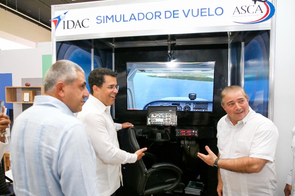 David Collado, Zurab Pololikashvili y Héctor Porcella en el Simulador de Vuelos del Idac en la Expo Comercial de Asonahores.