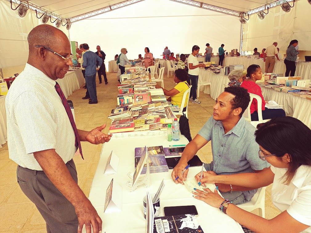 Jovenes escritores de temas historicos tambien participan en la 9a Feria del Libro de Historia.
