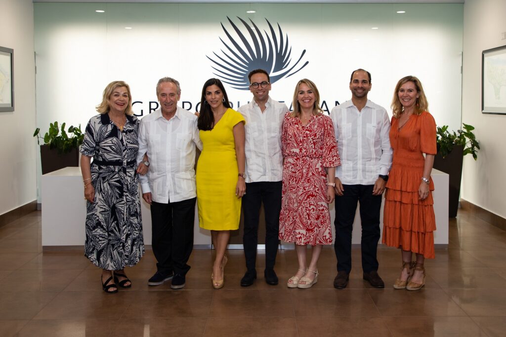 Los ejecutivos de los grupos hoteleros luego de la firma del acuerdo para la construcción del W All-Inclusive Punta Cana Uvero Alto 