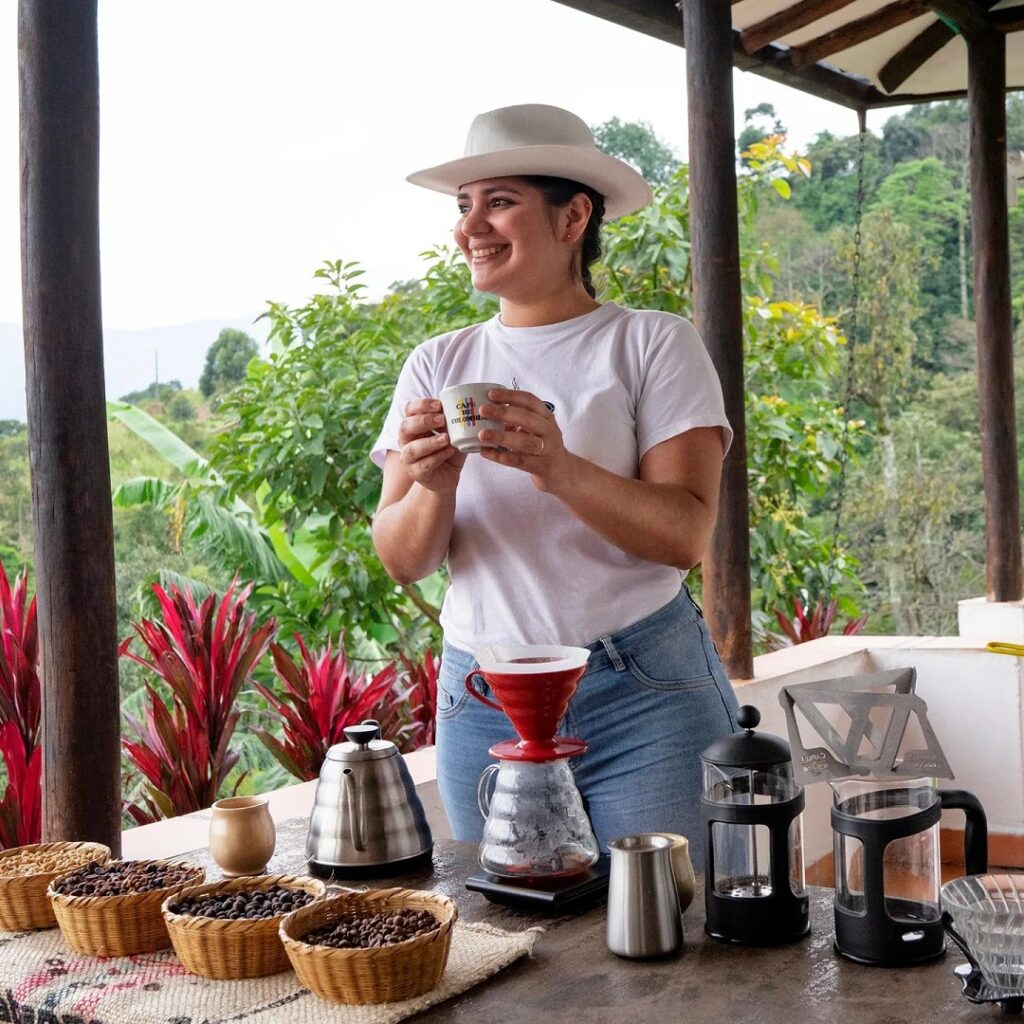 Turista tomando café en Colombia