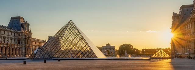 Fachada del museo del Louvre en París. Foto Pixabay