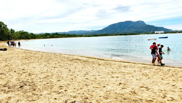 Operativo de limpieza en la playa Bergatín.