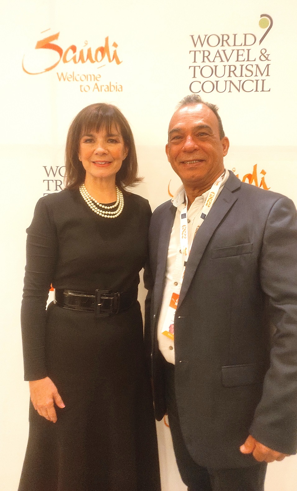 Julia Simpson, presidenta y CEO del WTTC y el periodista y director de Vive Dominicana invitado a cubrir la Cumbre en Riyadh.