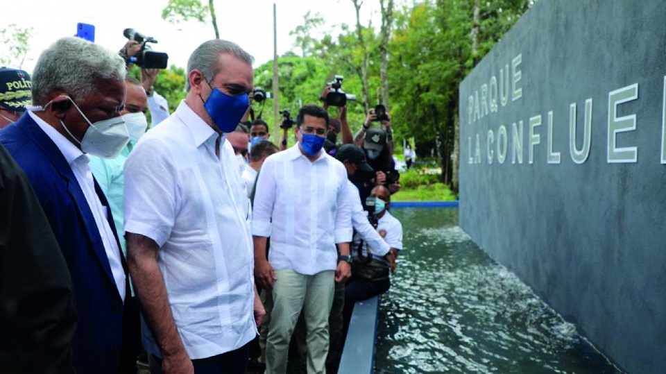 Luis Abinader, junto al ministro de Turismo, en la inauguración del parque La Confluencia en Jarabacoa.
