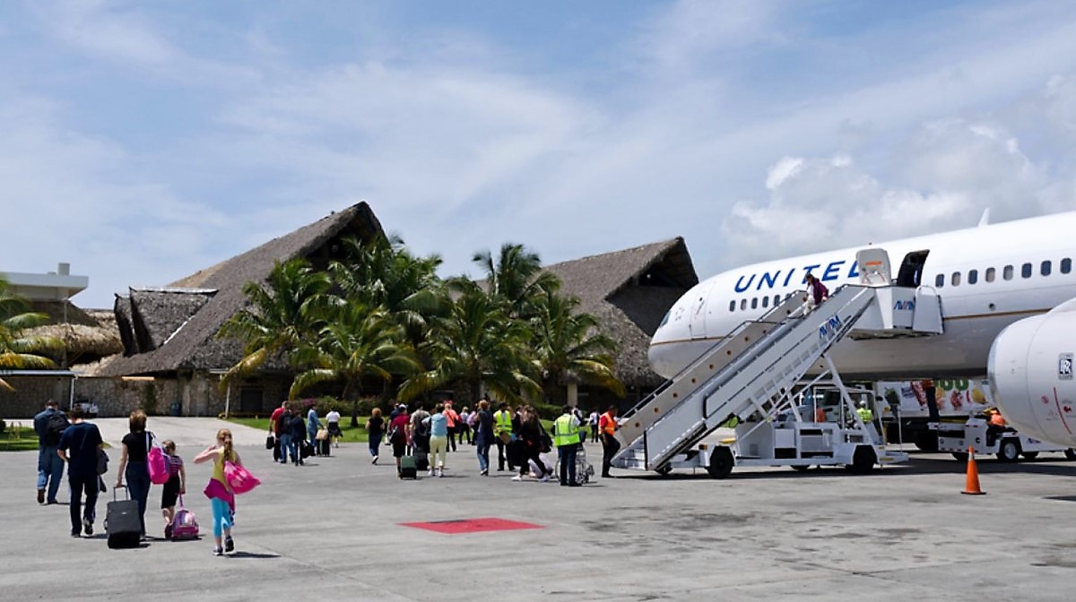 Turistas llegando a República Dominicana por el aeropuerto internacional de Punta cana.