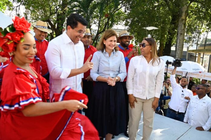 El ministro de turismo, David Collado y la vicepresidenta Raquel Peña se confundieron entra la multitud que disfrutó el lanzamiento de Turismo en Cada Rincón en Bonao.-