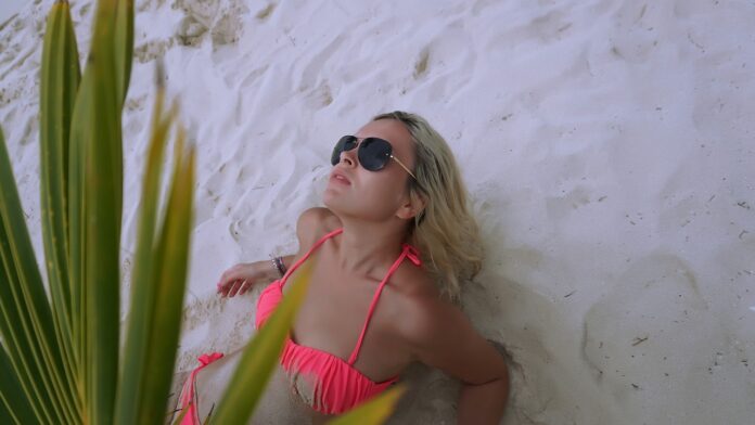 Chica en una playa de arena blanca en Republica Dominicana