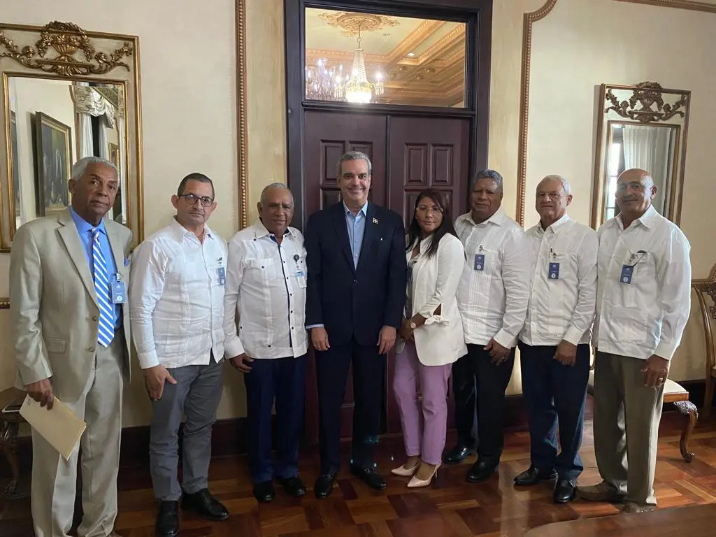 El Presidente Luis Abinader junto a los empresarios de Jarabacoa que recibió en el Palacio Nacional