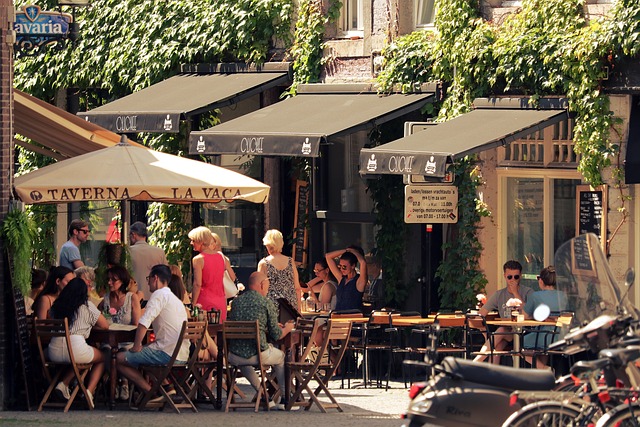Turistas almuerzan en un restaurant al airle libre