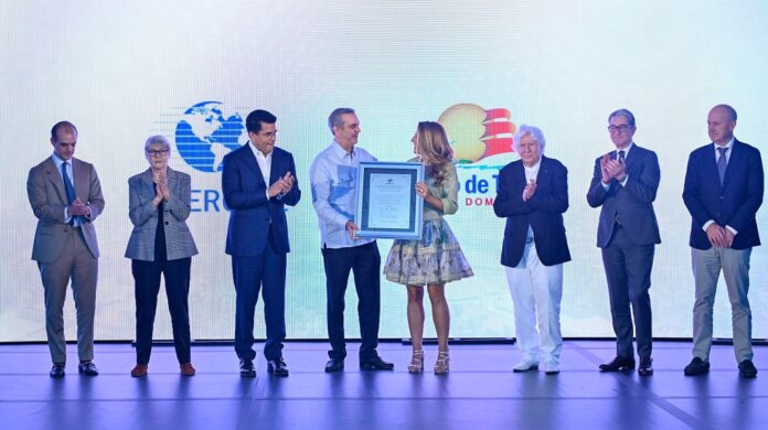 Inverotel entrega reconocimiento a Luis Abinader