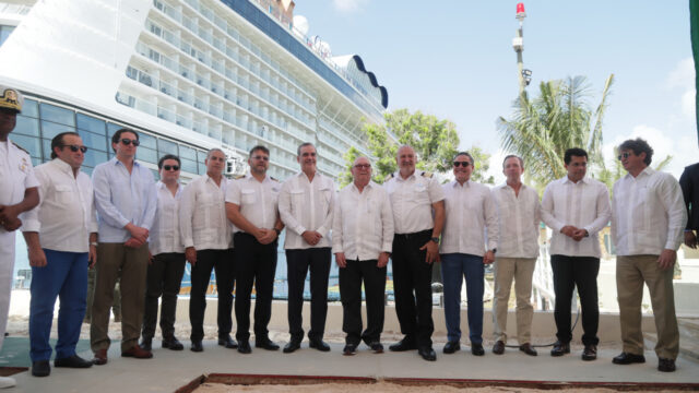 El presidente Abinader al centro, el ministro de Turismo y otros funcionarios junto a empresarios de La Romana en el acto de inauguración de la terminal.