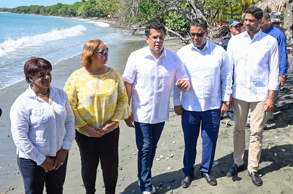 El ministro de Turismo, David Collado, junto a funcionaros locales de Palenque inspeccionan las obras de los trabajos a realizar.