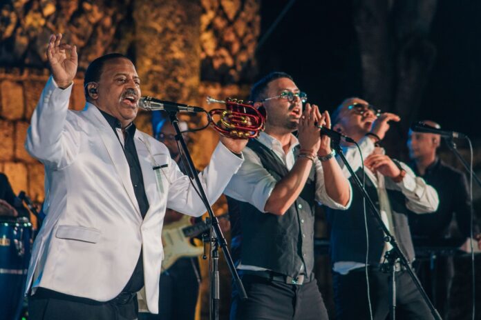 Wilfrido Vargas pone a retumbar las piedras de Altos de Chavón a ritmo de merengue.