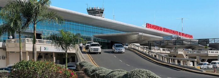 Vista frontal del Aeropuerto Internacional de las Américas en Santo Domingo.