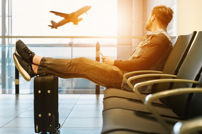 Pasajero espera en un aeropuerto. Encuesta de IATA 2022