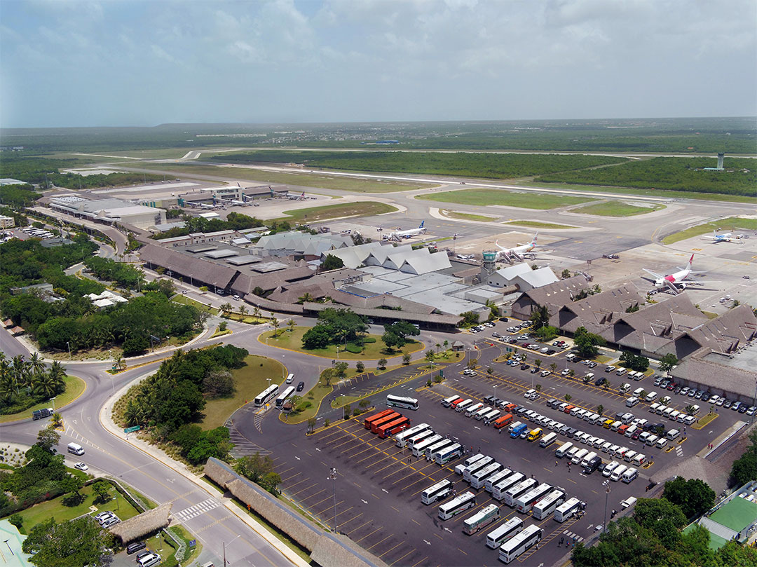 Vista aérea del Aeropuerto Internacional de Punta Cana en República Dominicana.