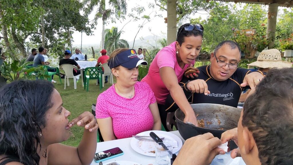 Almuerzo rural con la comunidad que integra Jamao Ecotours em Jamao al Norte.