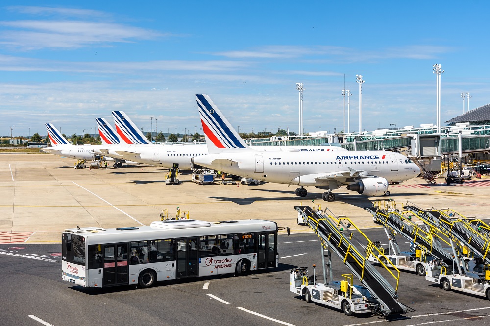Aviones de Air France estacionados en la Terminal 2F del aeropuerto de París-Charles de Gaulle en Roissy-en-France.