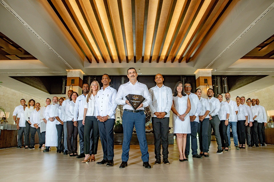 El director del Lopesan Costa Bávaro Resort, Spa & Casino, Carlos Jiménez, y su equipo posan con la placa 4 Diamonds_AAA