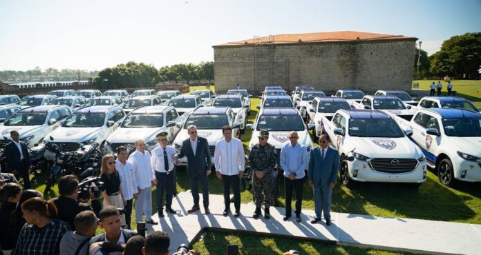 Presidente Abinader y ministro Collado entregan vehículo para fortalecer seguridad turística