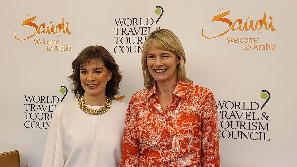 Julia Simpson, presidenta y directora ejecutiva de WTTC y Jeni Mundy, directora de Ventas y Adquisiciones Comerciales Globales de Visa durante la conferencia.