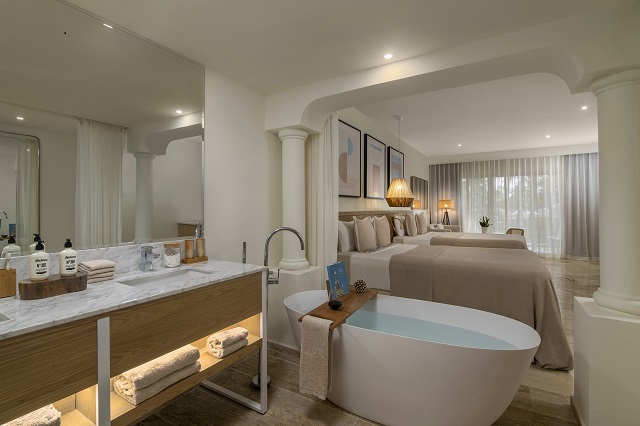 Las suites cuentan con espacios inundados por luz natural, que combinan muebles de madera rústica con tonos tierra, 