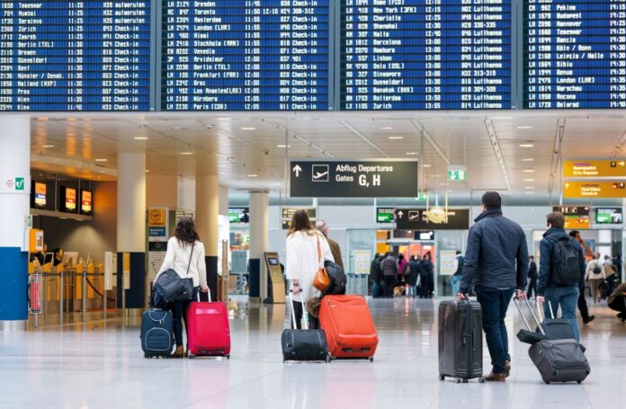 Pasajeros en aeropuerto para el Informe ACI Europe oct 2022