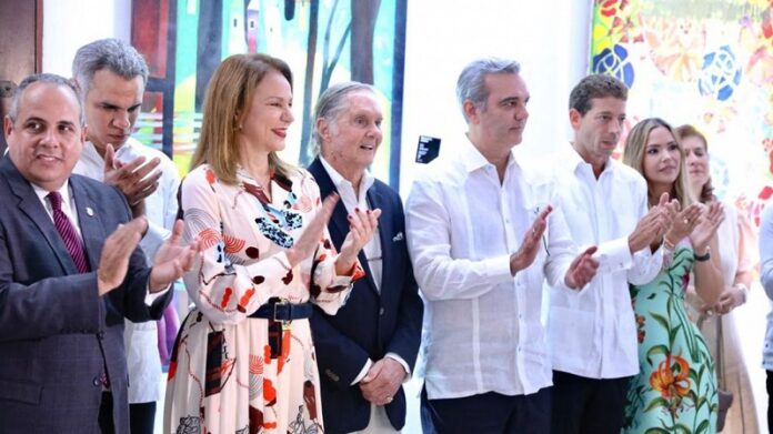 El presidente Abinader y la ministra de Cultural abren la muestra Montecristi, Luz, forma y color dejando en funcionamiento el museo en la ciudad del Morro.