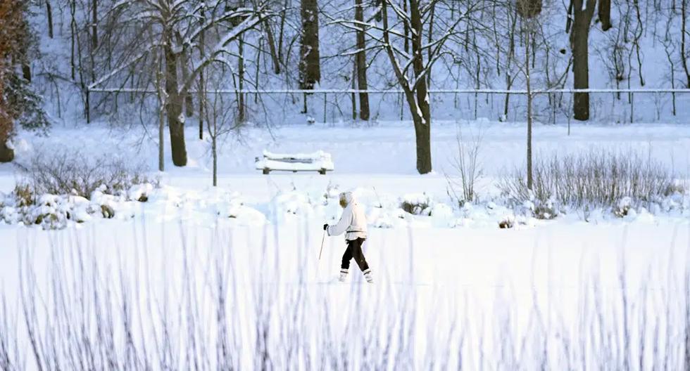 Una esquiadora cruza el lago de las islas el jueves 22 de diciembre de 2022 en Minneapolis, Estados Unidos. Foto AP Abbie Parr