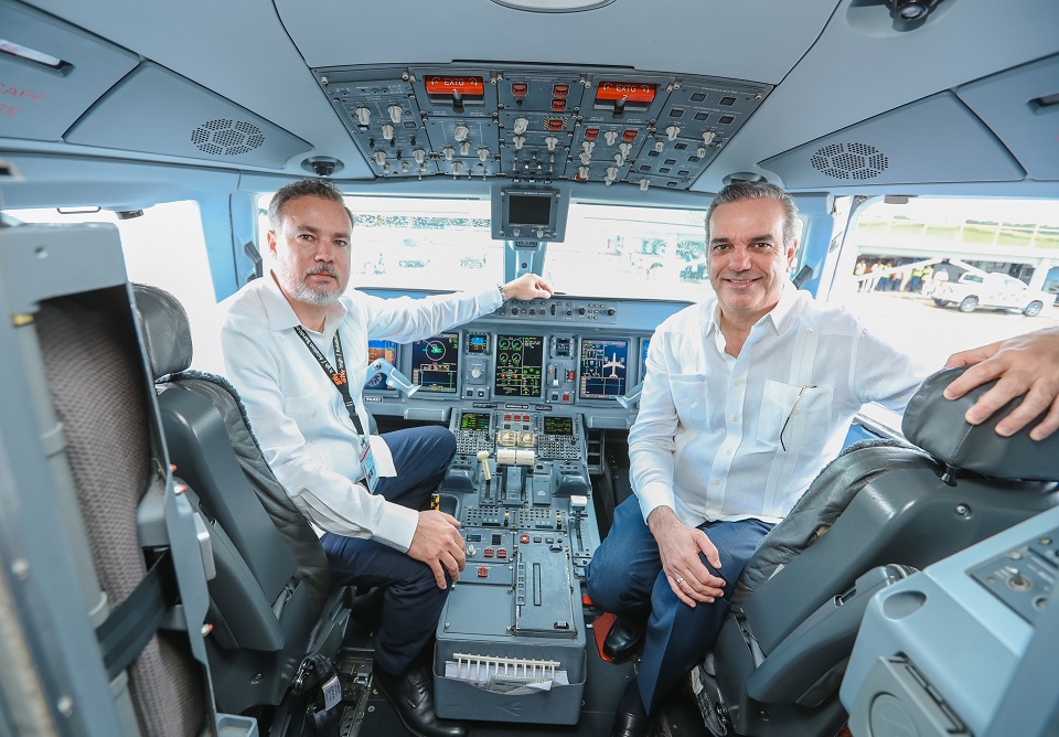 El presidente Abinader y Juan Chemizo CEO de Sky High Dominicana en la cabina de una de los nuevos aviones Embraer