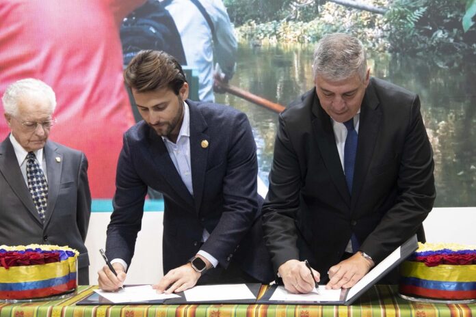 Momento de la firma del acuerdo que designa a Ecuador como País Socio de Fitur 2024