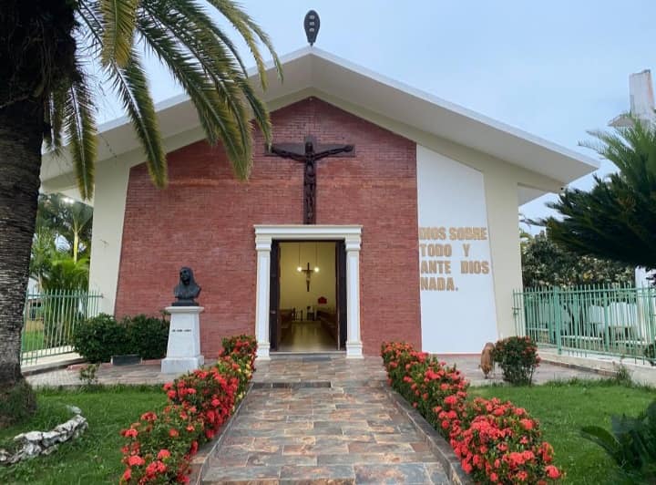Iglesia Santa Teresa de Calcuta obra de la fe de la Señorita Elupina Cordero en Sabana de la Mar.