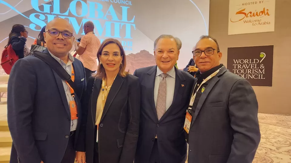 El periodista Jairon Severino, los esposos Haydee Kuret y Frank Rainieri y el periodista Jose Ramon Torres.
