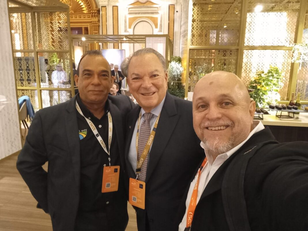 Frank Rainieri, al centro, junto al periodista Javier Noguera a la derecha y el autor de este articulo a la izquierda.