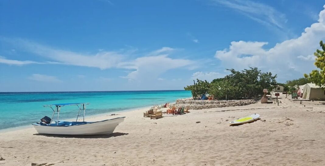 Vista panorámica del Rancho Típico Cueva de las Águilas en Cabo Rojo, Pedernales.