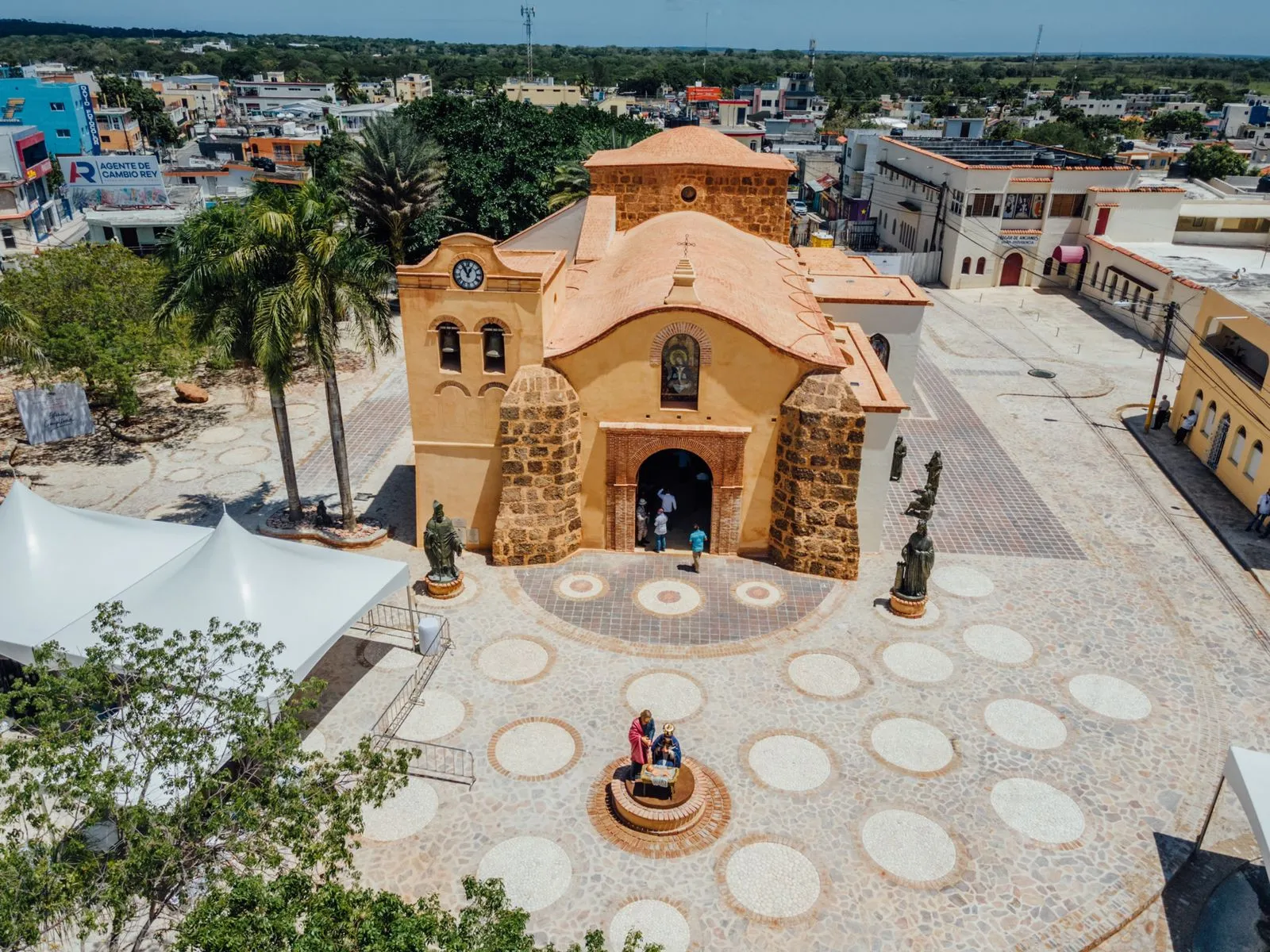 El Santuario de San Dionisio fue erigido hace 510 años y está ubicado frente el Parque Central de Higüey, siendo una de las atracciones principales a nivel turístico en la zona este por su valor histórico y religioso.