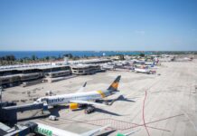 Cómo llegar y cómo moverse dentro de República Dominicana para unas vacaciones activas Aeropuerto Internacional de Las Américas visto desde las pistas