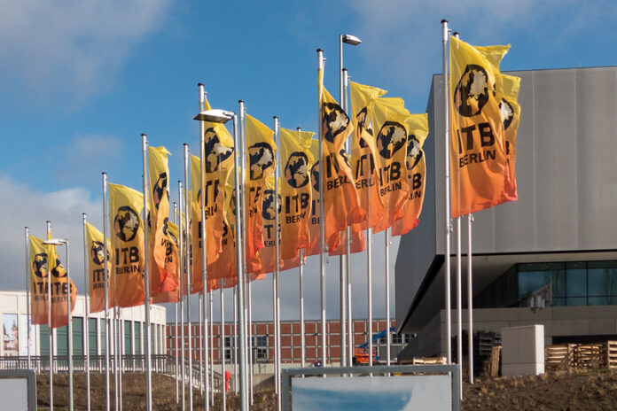 Banderas de la ITB Berlín en la entrada de la feria