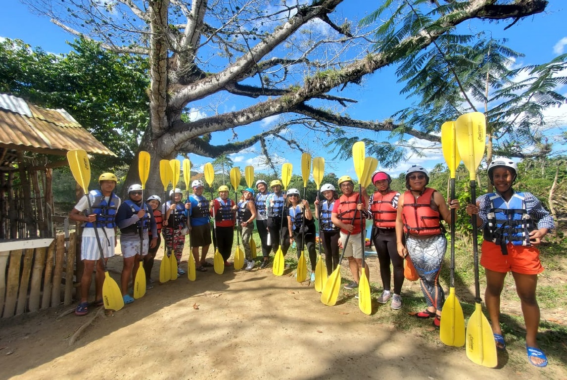 Comunicadores, listos para la aventura del kayak en Jamao al Norte, Moca.