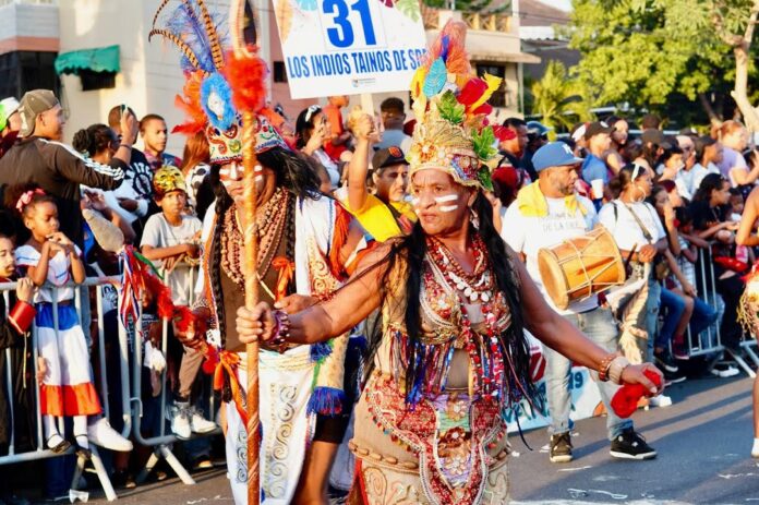 Desfile de carnaval con la comparsa los indios Taínos.